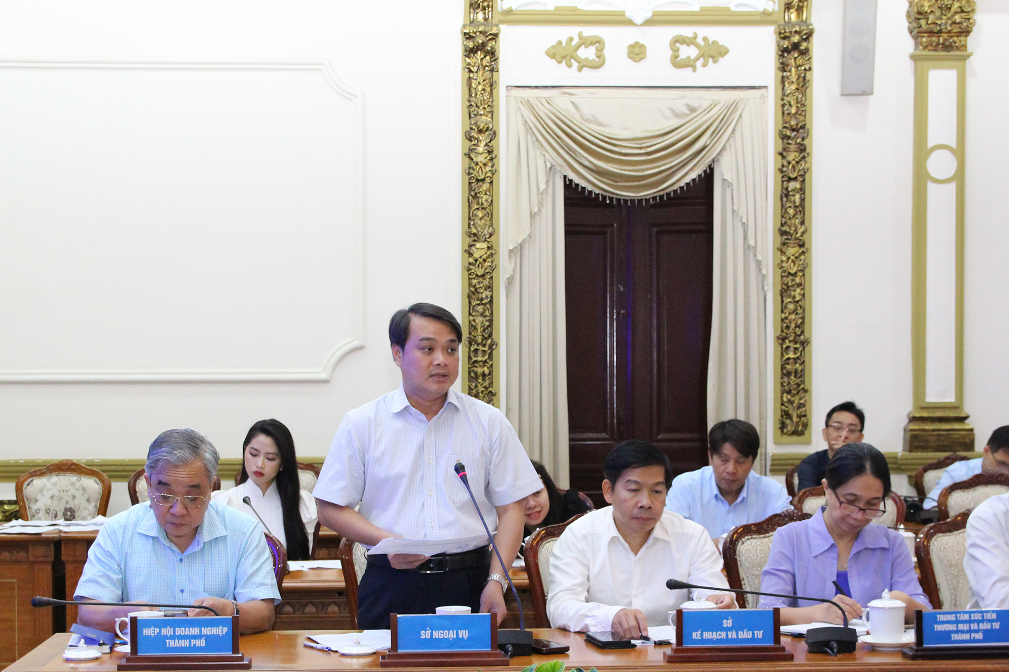 2; Đồng chí Lê Trường Duy – Tập sự Phó Giám đốc Sở Ngoại vụ TP. Hồ Chí Minh (đứng) phát biểu tại buổi họp báo.